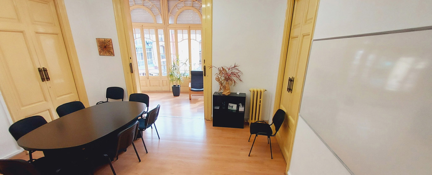 alt="ALQUILER-DE-SALA-DE-REUNIONES- EN-EL CENTRO-DE BARCELONA"