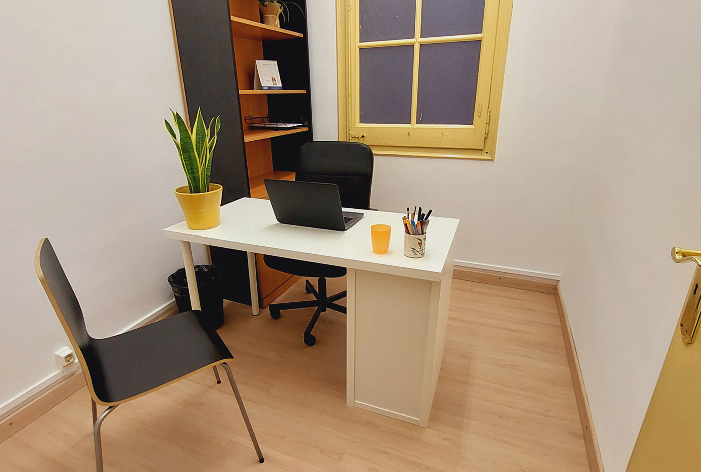 Alquiler oficina privada pequeña coworking Barcelona