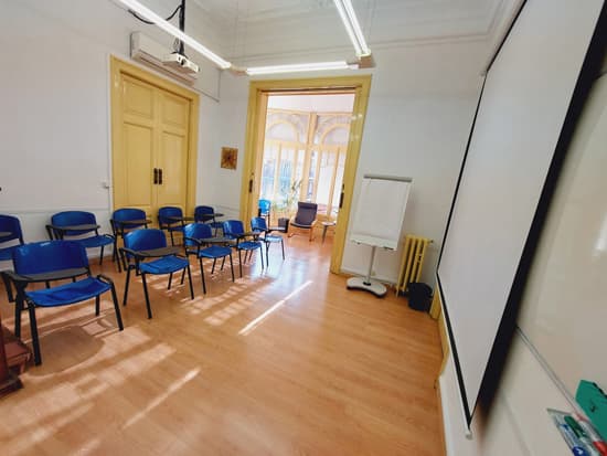 Aula de formación en el Eixample, Barcelona, pequeños grupos, 10 personas màximo.