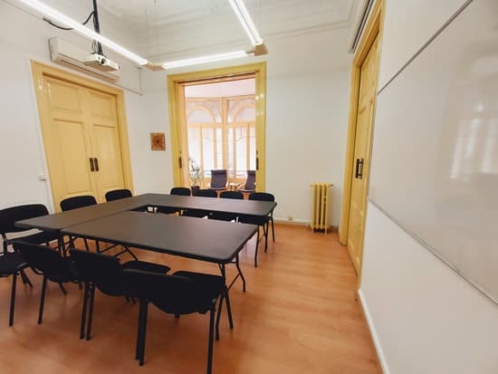 Sala de formación o taller en el Eixample, Barcelona, pequeños grupos, máximo 10 personas