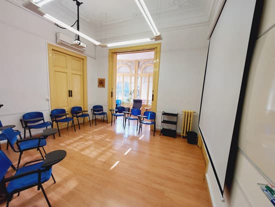 Sala de formación en el Eixample, Barcelona, formato U, máximo 10 personas.