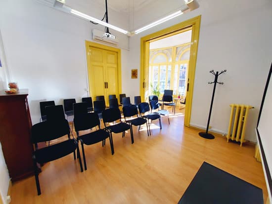 Sala presentación en el Eixample, Barcelona, formato teatro, máximo 18 personas